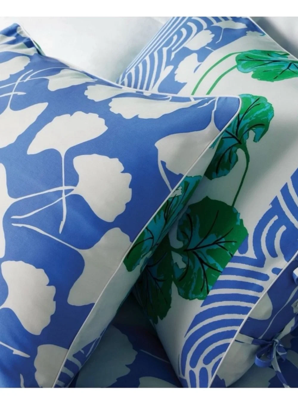 Diane von Furstenberg x Target Geranium & Ginkgo Leaf Reversible Comforter Queen